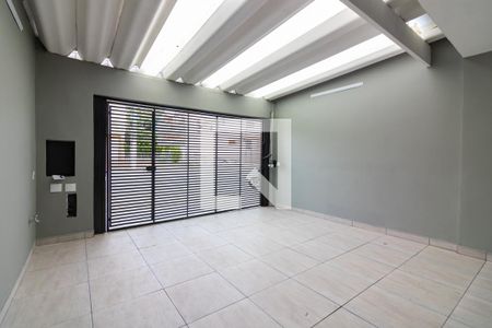 Garagem de casa para alugar com 3 quartos, 120m² em Parque Colonial, São Paulo