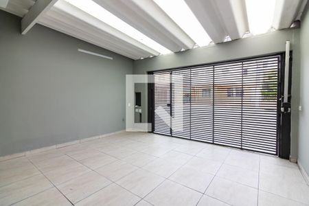 Garagem de casa para alugar com 3 quartos, 120m² em Parque Colonial, São Paulo