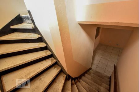 Casa para alugar com 150m², 3 quartos e 2 vagasEscada