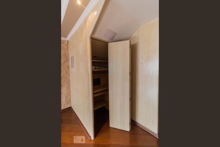 Armário (embaixo da escada) de casa à venda com 3 quartos, 163m² em Jardim Barbosa, Guarulhos