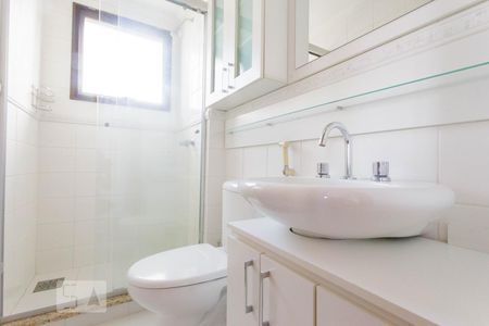 Suíte Banheiro de apartamento para alugar com 2 quartos, 110m² em Passo da Areia, Porto Alegre