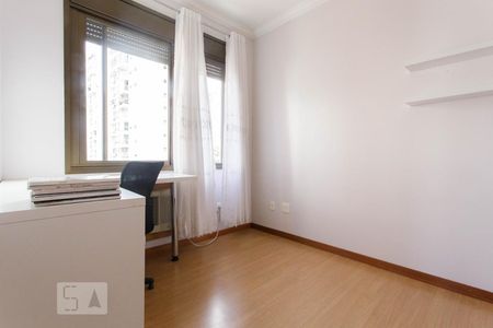 Quarto 1 de apartamento para alugar com 2 quartos, 110m² em Passo da Areia, Porto Alegre