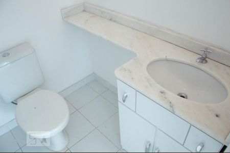 Banheiro de apartamento à venda com 2 quartos, 65m² em Vila Ipiranga, Porto Alegre