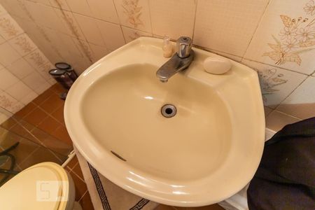 Casa de condomínio à venda com 420m², 4 quartos e 4 vagasPia do Banheiro de Serviço