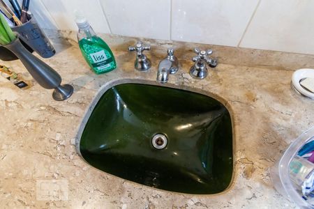 Casa de condomínio à venda com 420m², 4 quartos e 4 vagasPia do Banheiro da Suíte 1