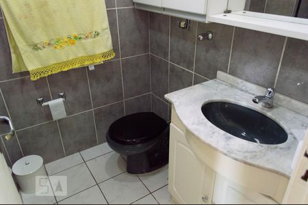 banheiro de apartamento para alugar com 2 quartos, 72m² em Jardim do Salso, Porto Alegre