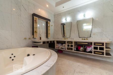 Casa de condomínio para alugar com 800m², 5 quartos e sem vaga Casa de condomínio para alugar com 800m², 5 quartos e sem vagaBanheiro da Suíte 2