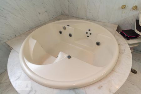 Casa de condomínio para alugar com 800m², 5 quartos e sem vaga Casa de condomínio para alugar com 800m², 5 quartos e sem vagaHidromassagem do Banheiro da Suíte 2