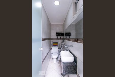 Casa de condomínio à venda com 310m², 4 quartos e 3 vagasBanheiro de serviço