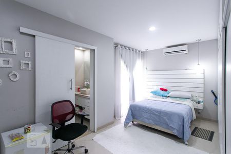 Casa de condomínio à venda com 310m², 4 quartos e 3 vagasSuíte