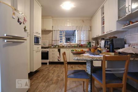 Casa para alugar com 380m², 4 quartos e 4 vagas Casa para alugar com 380m², 4 quartos e 4 vagasCozinha