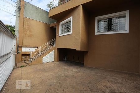 Casa para alugar com 380m², 4 quartos e 4 vagas Casa para alugar com 380m², 4 quartos e 4 vagasFachada