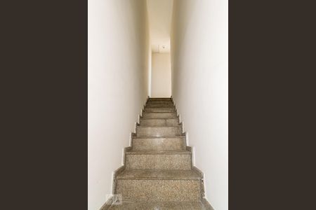 Sala - Acesso ao 2º andar de casa de condomínio para alugar com 3 quartos, 120m² em Irajá, Rio de Janeiro