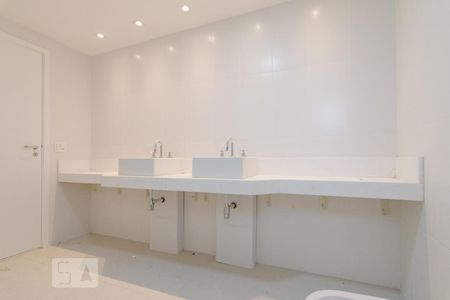 Apartamento para alugar com 234m², 4 quartos e 4 vagas Apartamento para alugar com 234m², 4 quartos e 4 vagasBanheiro da Suíte 4