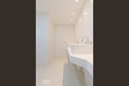 Apartamento para alugar com 234m², 4 quartos e 4 vagas Apartamento para alugar com 234m², 4 quartos e 4 vagasBanheiro da Suíte 4
