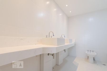 Apartamento para alugar com 234m², 4 quartos e 4 vagas Apartamento para alugar com 234m², 4 quartos e 4 vagasBanheiro da Suíte 4