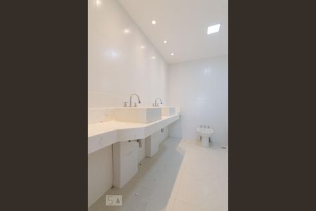 Apartamento para alugar com 234m², 4 quartos e 4 vagas Apartamento para alugar com 234m², 4 quartos e 4 vagasBanheiro da Suíte 4