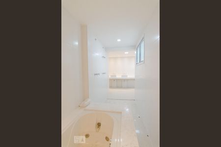 Apartamento para alugar com 234m², 4 quartos e 4 vagas Apartamento para alugar com 234m², 4 quartos e 4 vagasBanheiro da Suíte 4