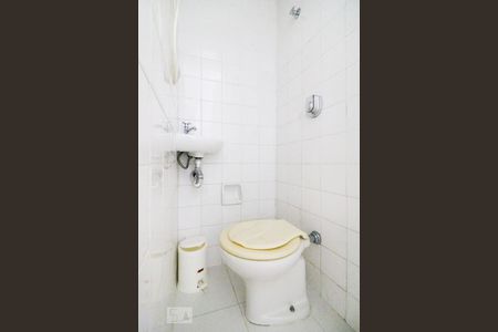 Apartamento à venda com 70m², 2 quartos e sem vaga Apartamento à venda com 70m², 2 quartos e sem vagaBanheiro de Serviço