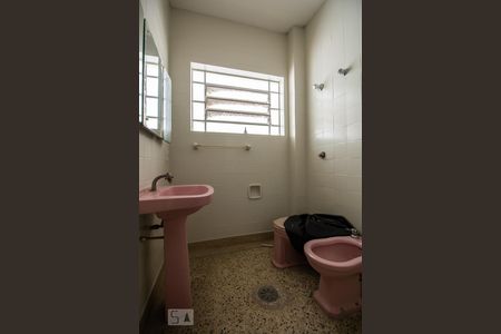 Banheiro social de casa para alugar com 3 quartos, 350m² em Jardim Vera Cruz, São Paulo