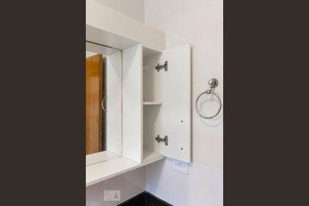Casa para alugar com 65m², 2 quartos e 1 vaga Casa para alugar com 65m², 2 quartos e 1 vagaArmário do Banheiro