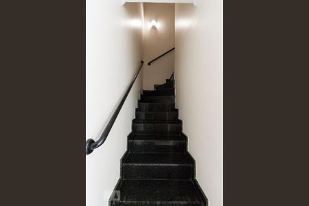 Escada dos Quartos e Banheiro  de casa para alugar com 2 quartos, 65m² em Vila Antonieta, São Paulo