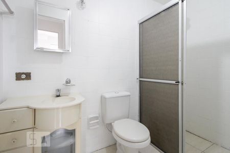 Banheiro de apartamento para alugar com 2 quartos, 50m² em Cristo Rei, Curitiba
