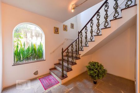 Escadas de casa para alugar com 5 quartos, 380m² em Jardim das Bandeiras, São Paulo
