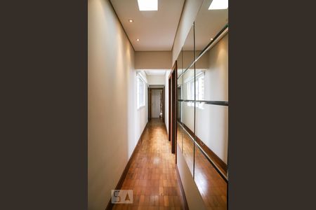 Corredor de apartamento à venda com 4 quartos, 220m² em Higienópolis, São Paulo