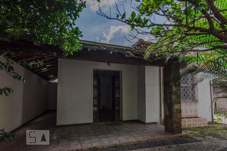Casa à venda com 170m², 3 quartos e 8 vagas Casa à venda com 170m², 3 quartos e 8 vagasFachada Casa