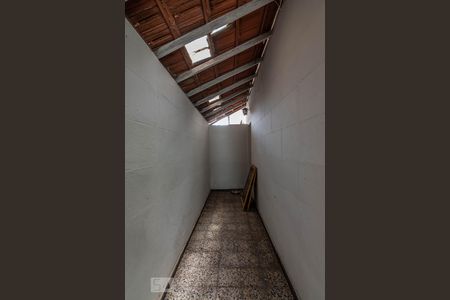 Casa à venda com 170m², 3 quartos e 8 vagas Casa à venda com 170m², 3 quartos e 8 vagasCorredor Lateral