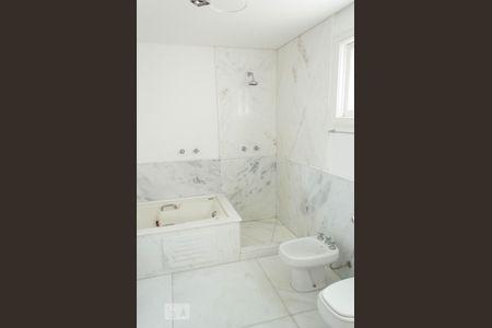 Apartamento para alugar com 202m², 3 quartos e 3 vagasbanheiro do quarto 3