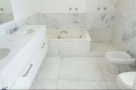 Apartamento para alugar com 202m², 3 quartos e 3 vagasbanheiro do quarto 3