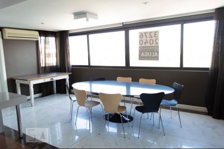 Apartamento para alugar com 202m², 3 quartos e 3 vagassala