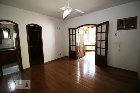 Casa de condomínio para alugar com 360m², 4 quartos e 4 vagasSuite 01 no piso superior