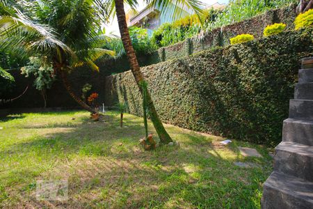 Casa de condomínio para alugar com 360m², 4 quartos e 4 vagasJardins na parte de trás da casa com dois platos