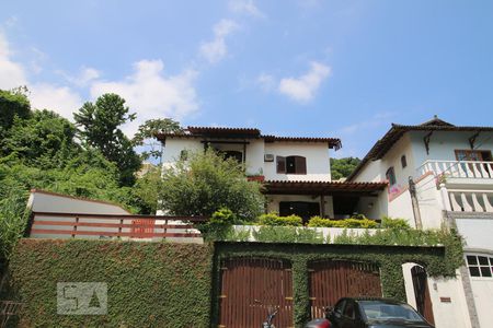 Casa de condomínio para alugar com 360m², 4 quartos e 4 vagasFachada