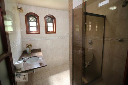 Casa de condomínio para alugar com 360m², 4 quartos e 4 vagasBanheiro da Suite 02 no piso superior