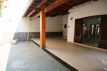 Casa de condomínio para alugar com 360m², 4 quartos e 4 vagasVarandão na parte de trás 