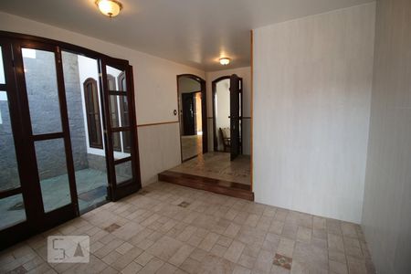 Hall de entrada da casa com Jardim de Inverno de casa de condomínio para alugar com 4 quartos, 360m² em Anil, Rio de Janeiro