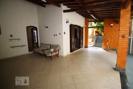 Casa de condomínio para alugar com 360m², 4 quartos e 4 vagasVarandão na parte de trás 