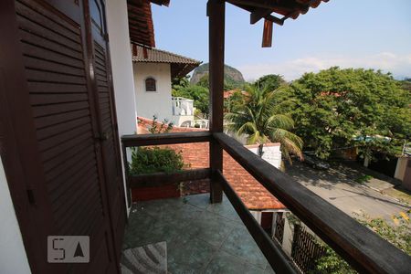 Casa de condomínio para alugar com 360m², 4 quartos e 4 vagasVaranda da Suite 02 no piso superior