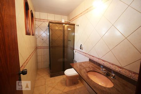Casa de condomínio para alugar com 360m², 4 quartos e 4 vagasBanheiro da Suite 03 no piso superior