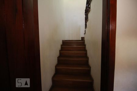 Casa de condomínio para alugar com 360m², 4 quartos e 4 vagasEscadas para o piso superior
