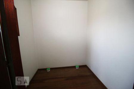 Casa de condomínio para alugar com 360m², 4 quartos e 4 vagasCloset da Suite 02 no piso superior