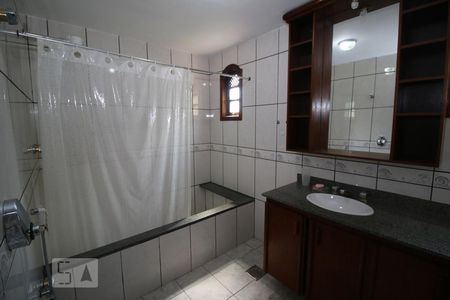 Casa de condomínio para alugar com 360m², 4 quartos e 4 vagasBanheiro da  Suite 01 no piso superior