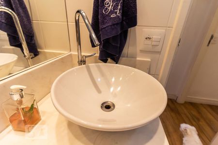 Pia do Banheiro de apartamento para alugar com 2 quartos, 55m² em Jardim Tupanci, Barueri