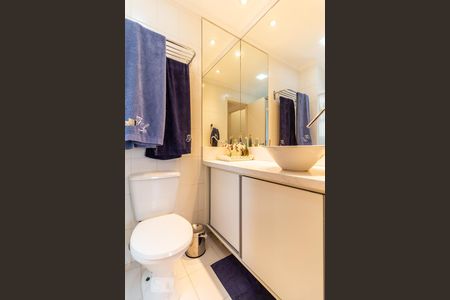 Banheiro de apartamento para alugar com 2 quartos, 55m² em Jardim Tupanci, Barueri