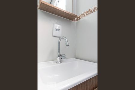 Banheiro social de kitnet/studio para alugar com 1 quarto, 15m² em Planalto Paulista, São Paulo