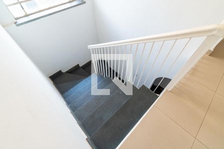 Casa à venda com 156m², 3 quartos e 2 vagasEscada